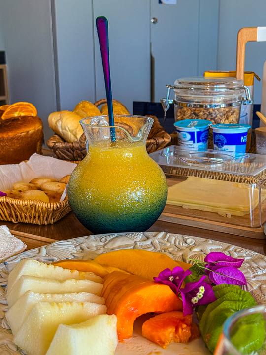 Café da manhã: frutas e suco