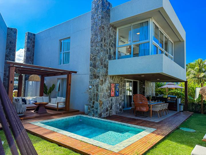 Fachada e piscina privativa