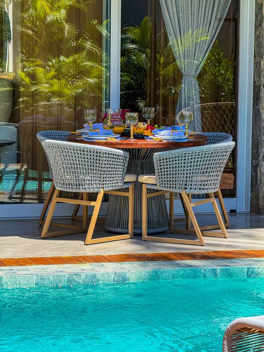 Mesa ao lado da piscina
