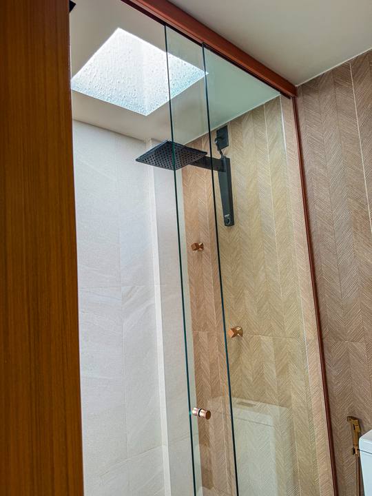 Ducha com claraboia