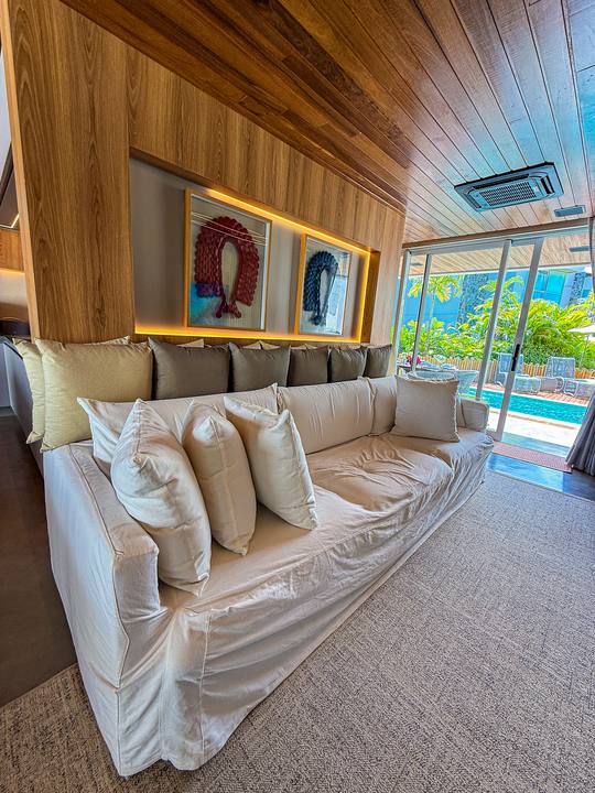 Sofá com vista pra piscina