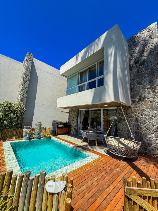 Fachada e piscina privativa